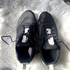 Lightly used size 8 Nike air max Black